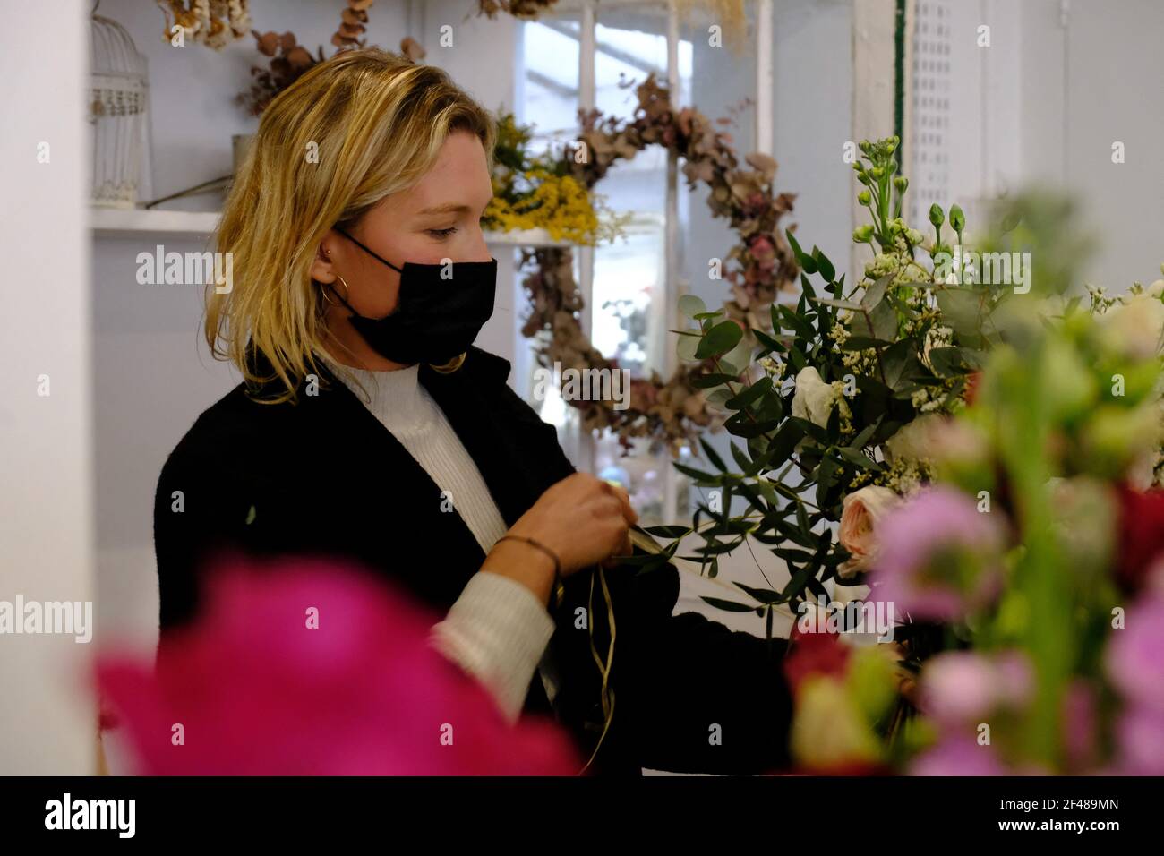 Meudon, Francia. Marzo 19 2021: Il negozio del fiorista ' Rose et Chardon ' si sta preparando alla chiusura a seguito degli annunci governativi di chiudere le attività non essenziali per un periodo di 4 settimane a Meudon, vicino a Parigi, Francia, il 19 marzo 2021. Foto di Marie Hubert Psaya/ABACAPRESS.COM Credit: Abaca Press/Alamy Live News Foto Stock