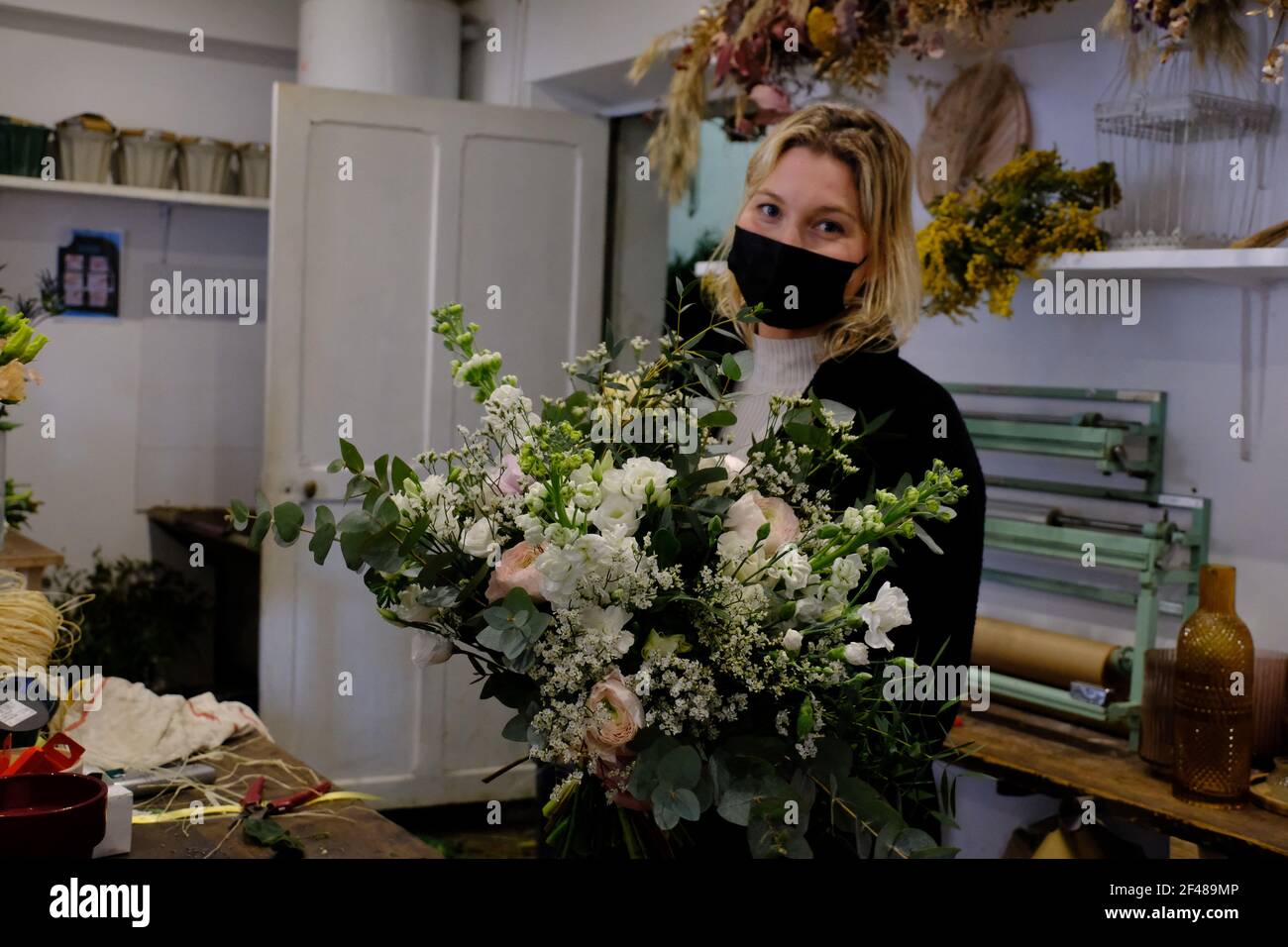 Meudon, Francia. Marzo 19 2021: Meudon, Francia. Marzo 19 2021: Il negozio del fiorista ' Rose et Chardon ' si sta preparando alla chiusura a seguito degli annunci governativi di chiudere le attività non essenziali per un periodo di 4 settimane a Meudon, vicino a Parigi, Francia, il 19 marzo 2021. Photo by Marie Hubert Psaya/ABACAPRESS.COM Credit: Abaca Press/Alamy Live News Credit: Abaca Press/Alamy Live News Foto Stock