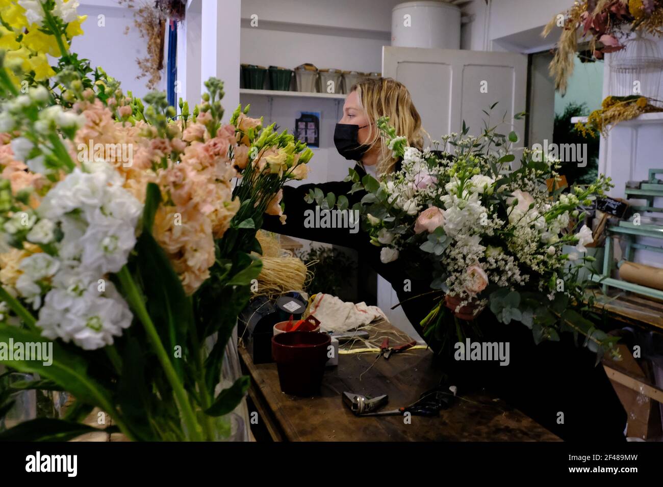 Meudon, Francia. Marzo 19 2021: Il negozio del fiorista ' Rose et Chardon ' si sta preparando alla chiusura a seguito degli annunci governativi di chiudere le attività non essenziali per un periodo di 4 settimane a Meudon, vicino a Parigi, Francia, il 19 marzo 2021. Foto di Marie Hubert Psaya/ABACAPRESS.COM Credit: Abaca Press/Alamy Live News Foto Stock
