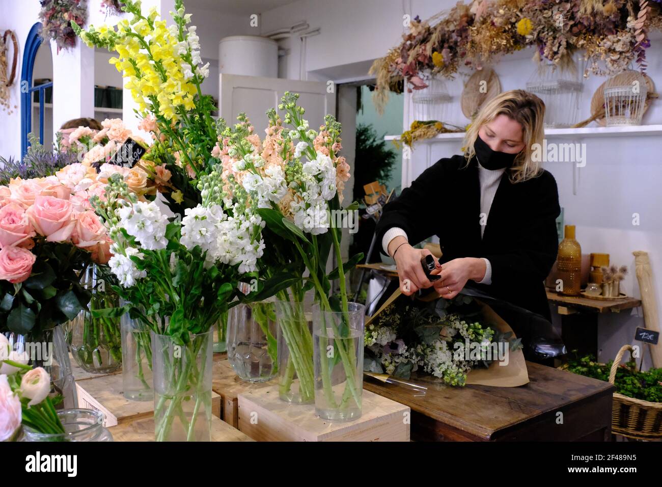Meudon, Francia. Marzo 19 2021: Il negozio del fiorista ' Rose et Chardon ' si sta preparando alla chiusura a seguito degli annunci governativi di chiudere le attività non essenziali per un periodo di 4 settimane a Meudon, vicino a Parigi, Francia, il 19 marzo 2021. Foto di Marie Hubert Psaya/ABACAPRESS.COM Credit: Abaca Press/Alamy Live News Foto Stock