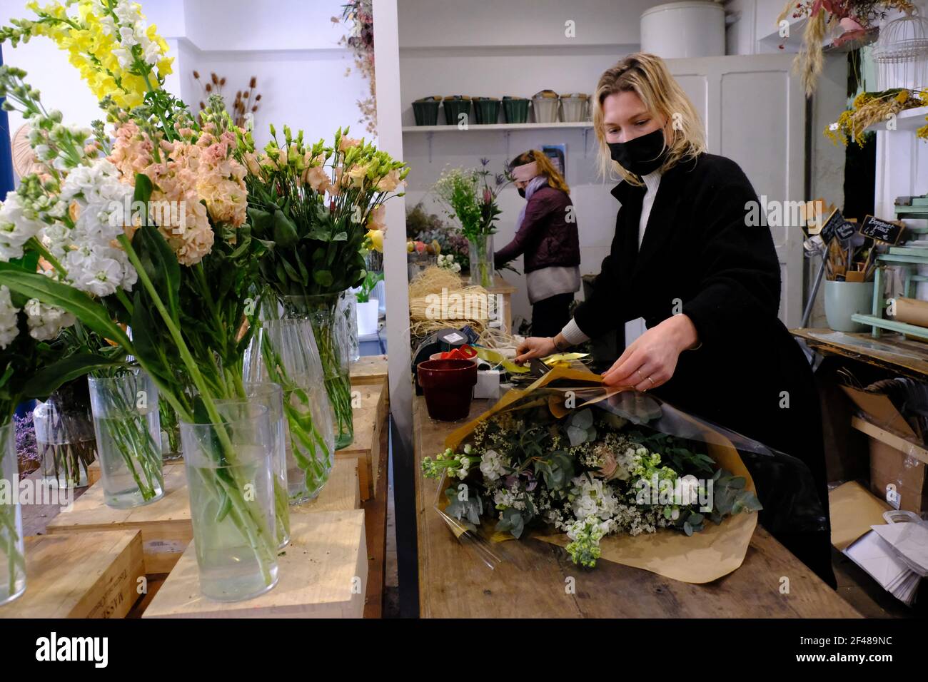 Meudon, Francia. Marzo 19 2021: Il negozio del fiorista ' Rose et Chardon ' si sta preparando alla chiusura a seguito degli annunci governativi di chiudere le attività non essenziali per un periodo di 4 settimane a Meudon, vicino a Parigi, Francia, il 19 marzo 2021. Foto di Marie Hubert Psaya/ABACAPRESS.COM Credit: Abaca Press/Alamy Live News Foto Stock