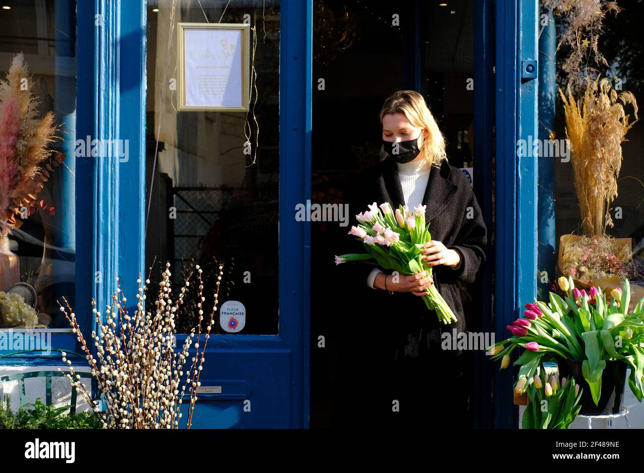 Meudon, Francia. Marzo 19 2021: Il negozio del fiorista ' Rose et Chardon ' si sta preparando alla chiusura a seguito degli annunci governativi di chiudere le attività non essenziali per un periodo di 4 settimane a Meudon, vicino a Parigi, Francia, il 19 marzo 2021. Foto di Marie Hubert Psaya/ABACAPRESS.COM Credit: Abaca Press/Alamy Live News Foto Stock
