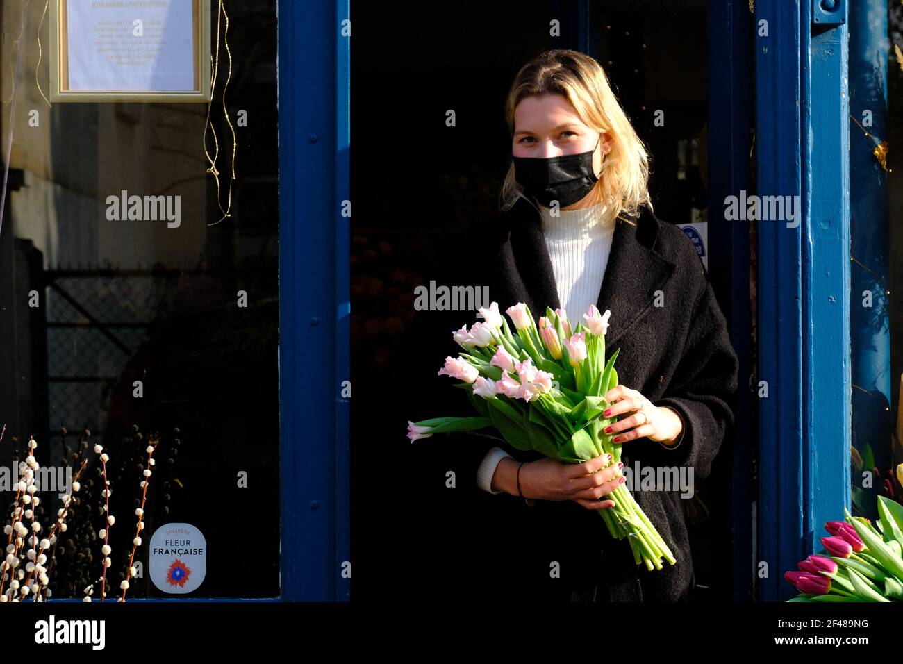 Meudon, Francia. Marzo 19 2021: Il negozio del fiorista ' Rose et Chardon ' si sta preparando alla chiusura a seguito degli annunci governativi di chiudere le attività non essenziali per un periodo di 4 settimane a Meudon, vicino a Parigi, Francia, il 19 marzo 2021. Foto di Marie Hubert Psaya/ABACAPRESS.COM Credit: Abaca Press/Alamy Live News Foto Stock
