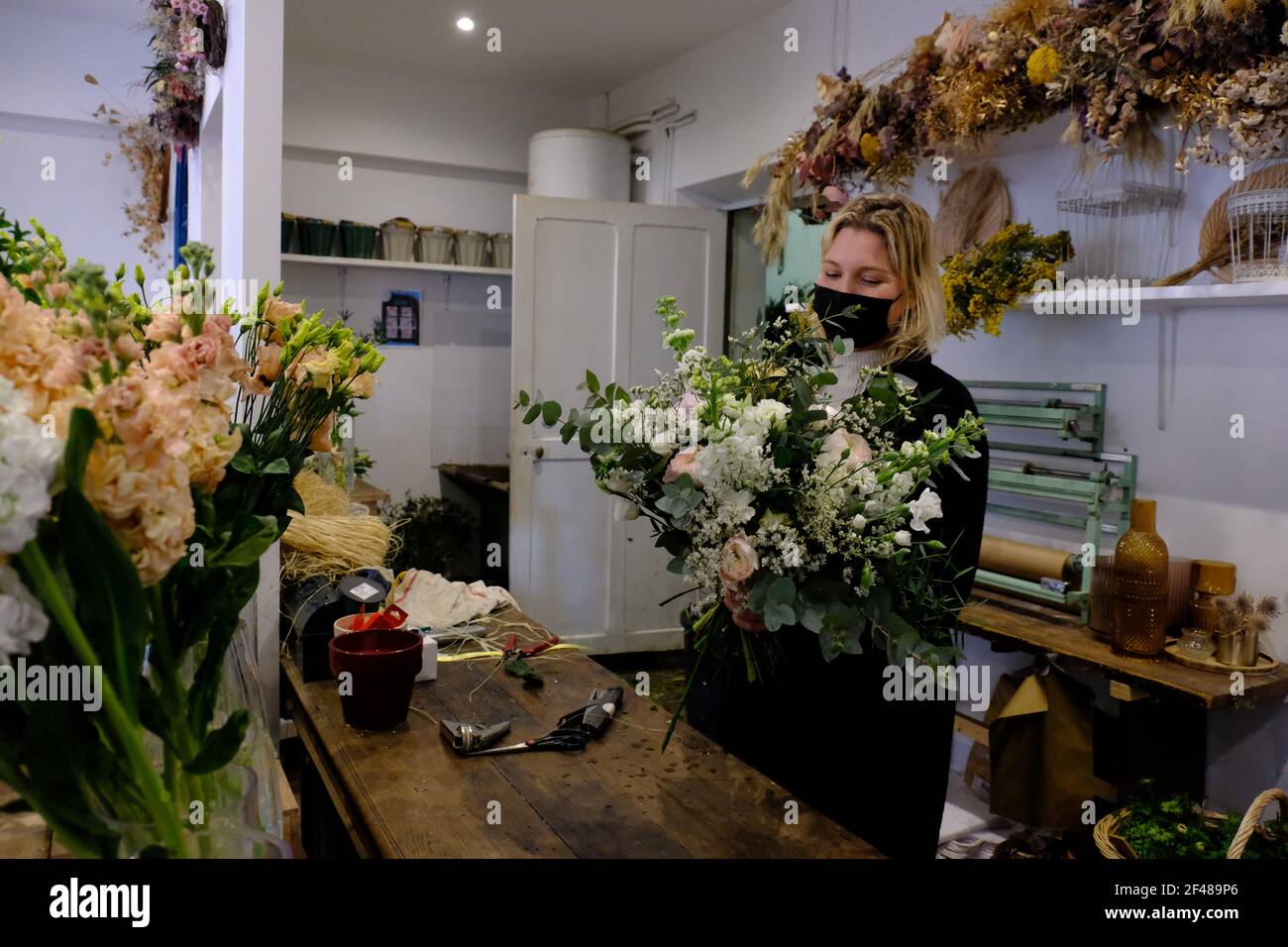 Meudon, Francia. Marzo 19 2021: Il negozio del fiorista ' Rose et Chardon ' si sta preparando alla chiusura a seguito degli annunci governativi di chiudere le attività non essenziali per un periodo di 4 settimane a Meudon, vicino a Parigi, Francia, il 19 marzo 2021. Foto di Marie Hubert Psaya/ABACAPRESS.COM Credit: Abaca Press/Alamy Live News Foto Stock