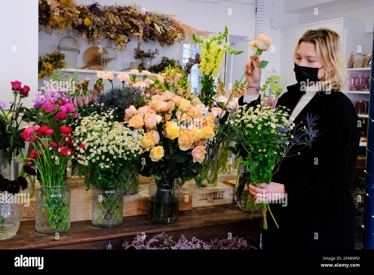 Meudon, Francia. Marzo 19 2021: Il negozio del fiorista ' Rose et Chardon ' si sta preparando alla chiusura a seguito degli annunci governativi di chiudere le attività non essenziali per un periodo di 4 settimane a Meudon, vicino a Parigi, Francia, il 19 marzo 2021. Foto di Marie Hubert Psaya/ABACAPRESS.COM Credit: Abaca Press/Alamy Live News Foto Stock