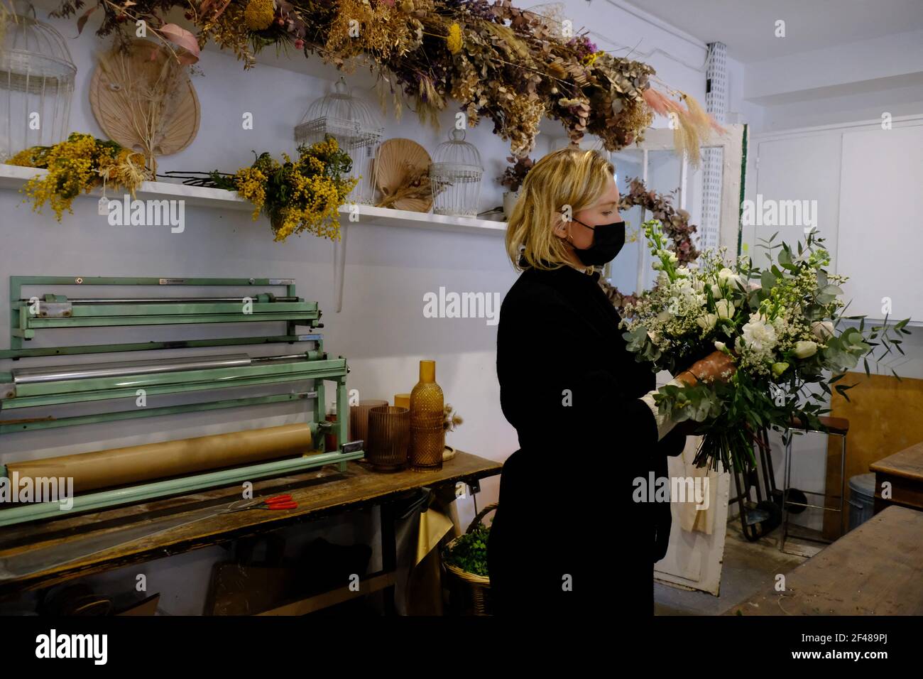 Meudon, Francia. Marzo 19 2021: Il negozio del fiorista ' Rose et Chardon ' si sta preparando alla chiusura a seguito degli annunci governativi di chiudere le attività non essenziali per un periodo di 4 settimane a Meudon, vicino a Parigi, Francia, il 19 marzo 2021. Foto di Marie Hubert Psaya/ABACAPRESS.COM Credit: Abaca Press/Alamy Live News Foto Stock