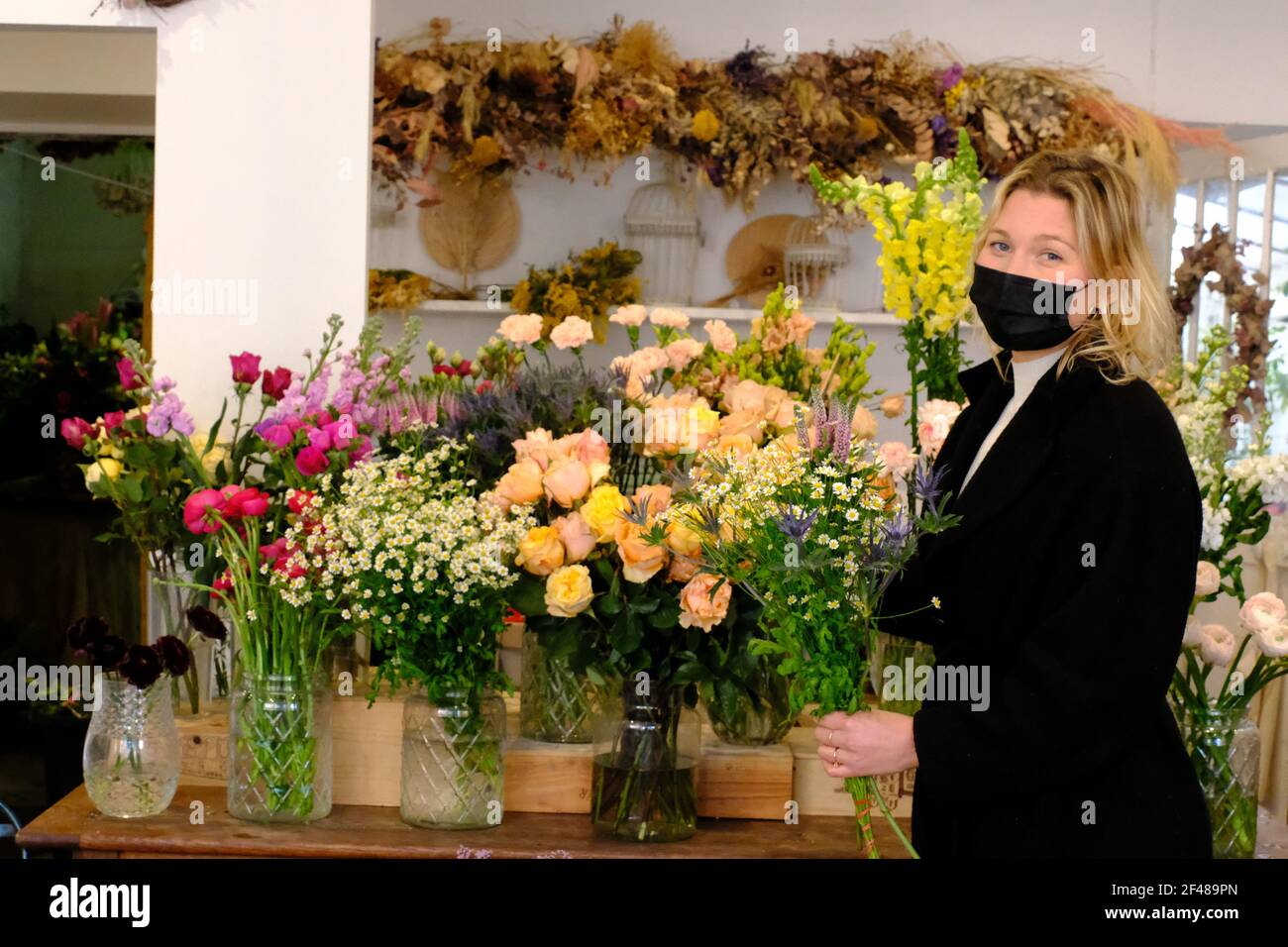 Meudon, Francia. Marzo 19 2021: Il negozio del fiorista ' Rose et Chardon ' si sta preparando alla chiusura a seguito degli annunci governativi di chiudere le attività non essenziali per un periodo di 4 settimane a Meudon, vicino a Parigi, Francia, il 19 marzo 2021. Foto di Marie Hubert Psaya/ABACAPRESS.COM Credit: Abaca Press/Alamy Live News Foto Stock