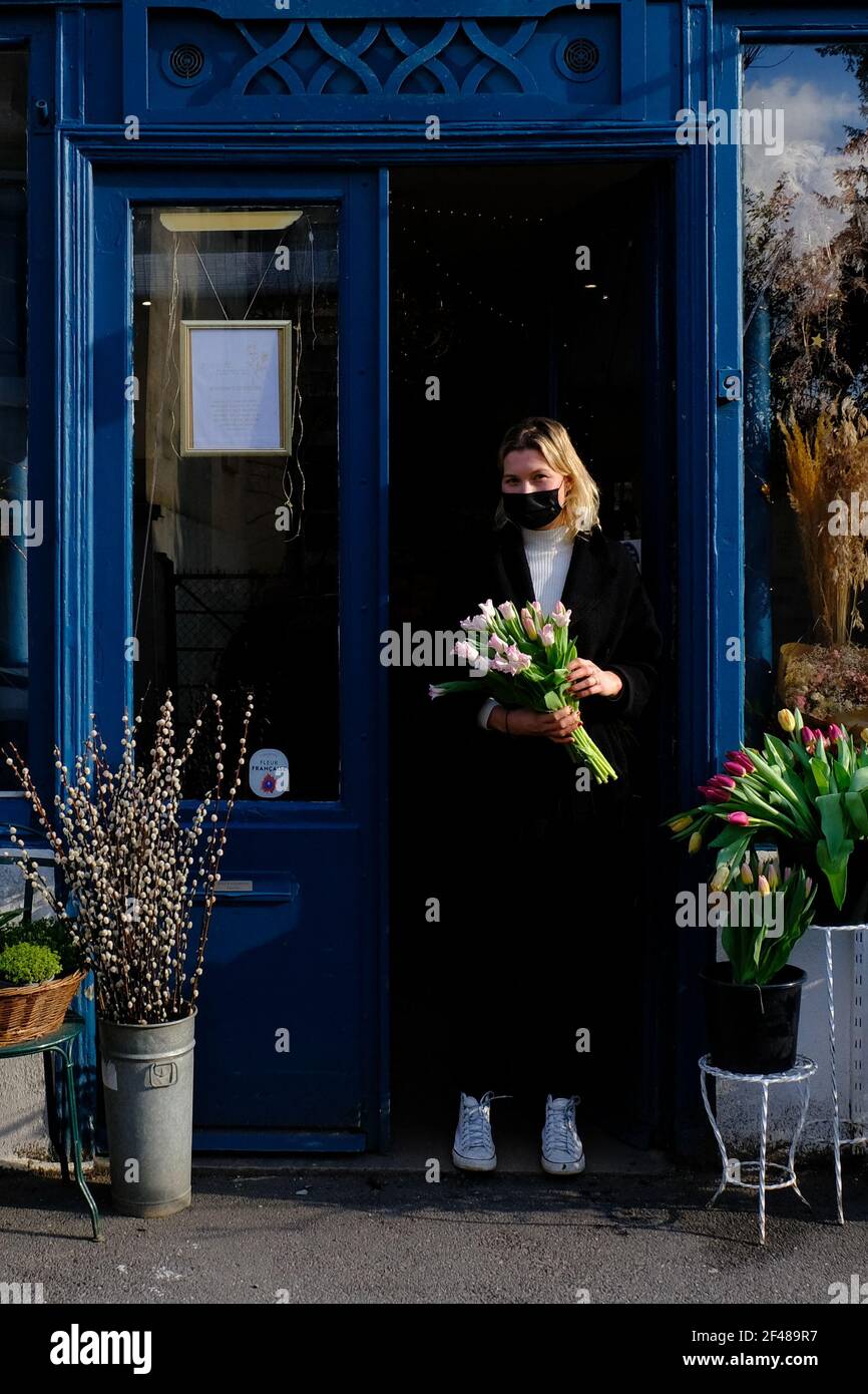 Meudon, Francia. Marzo 19 2021: Il negozio del fiorista ' Rose et Chardon ' si sta preparando alla chiusura a seguito degli annunci governativi di chiudere le attività non essenziali per un periodo di 4 settimane a Meudon, vicino a Parigi, Francia, il 19 marzo 2021. Foto di Marie Hubert Psaya/ABACAPRESS.COM Credit: Abaca Press/Alamy Live News Foto Stock