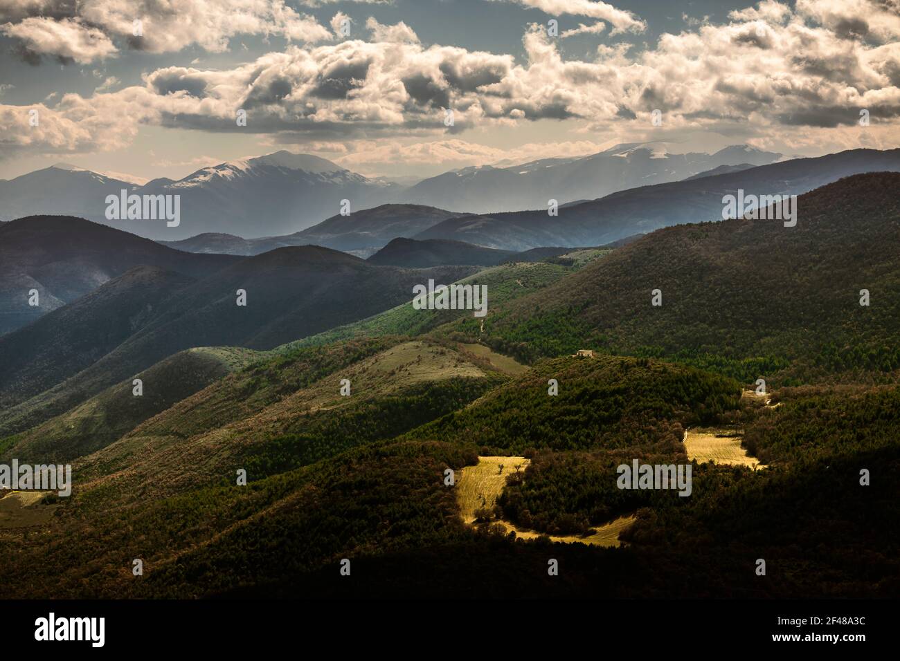 Paesaggio naturale delle montagne abruzzesi, colline, campi di grano e cime innevate. Abruzzo, Italia, Europa Foto Stock