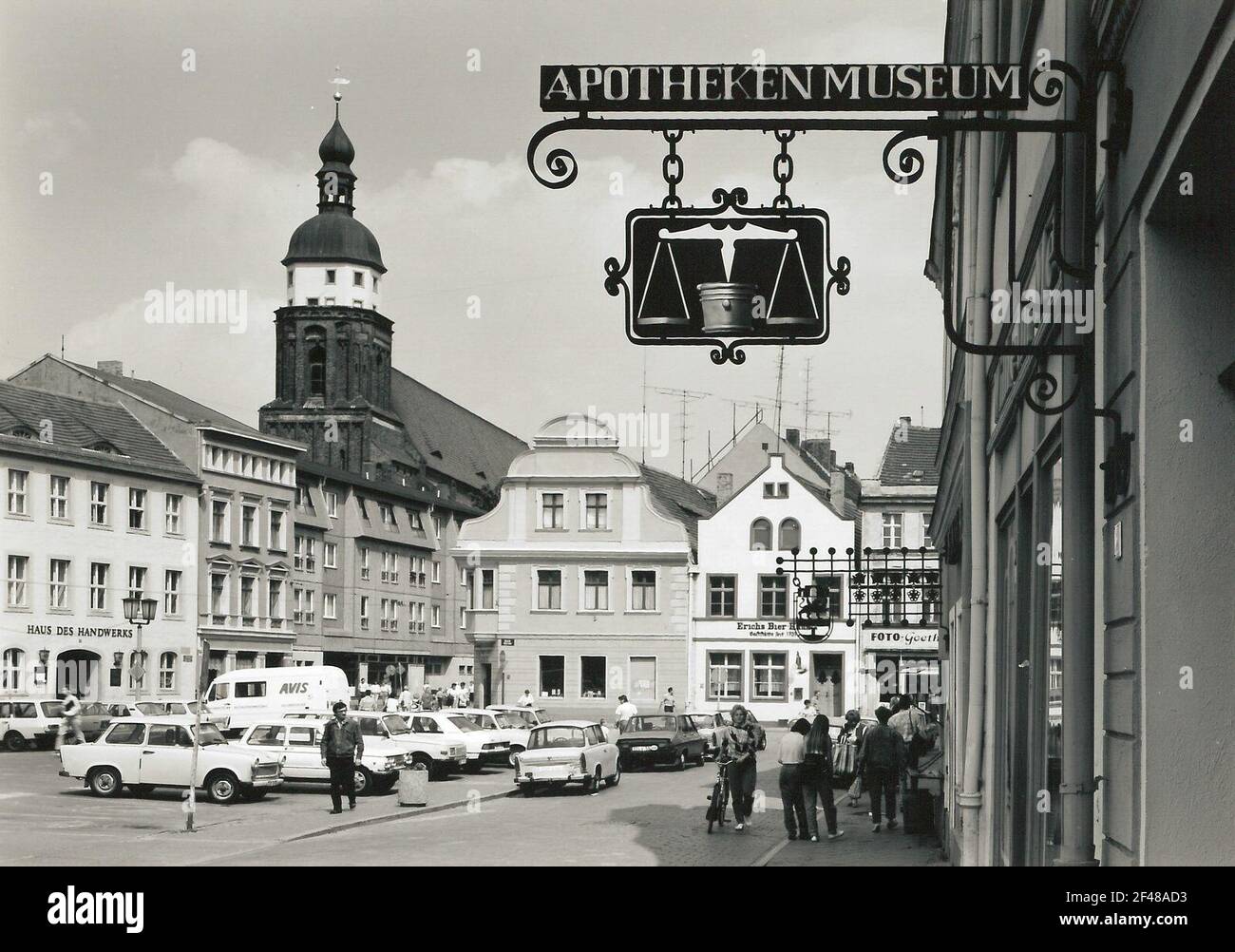 Cottbus. Vecchio mercato. Vista dal museo della farmacia a nord-est contro la torre di Oberkirche San Nikolai Foto Stock