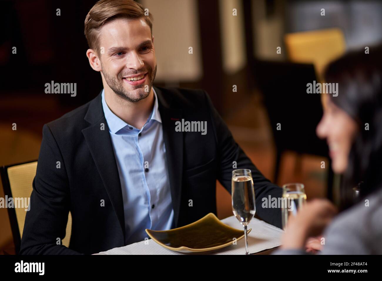 Giovane gioioso che ha un appuntamento con una donna Foto Stock