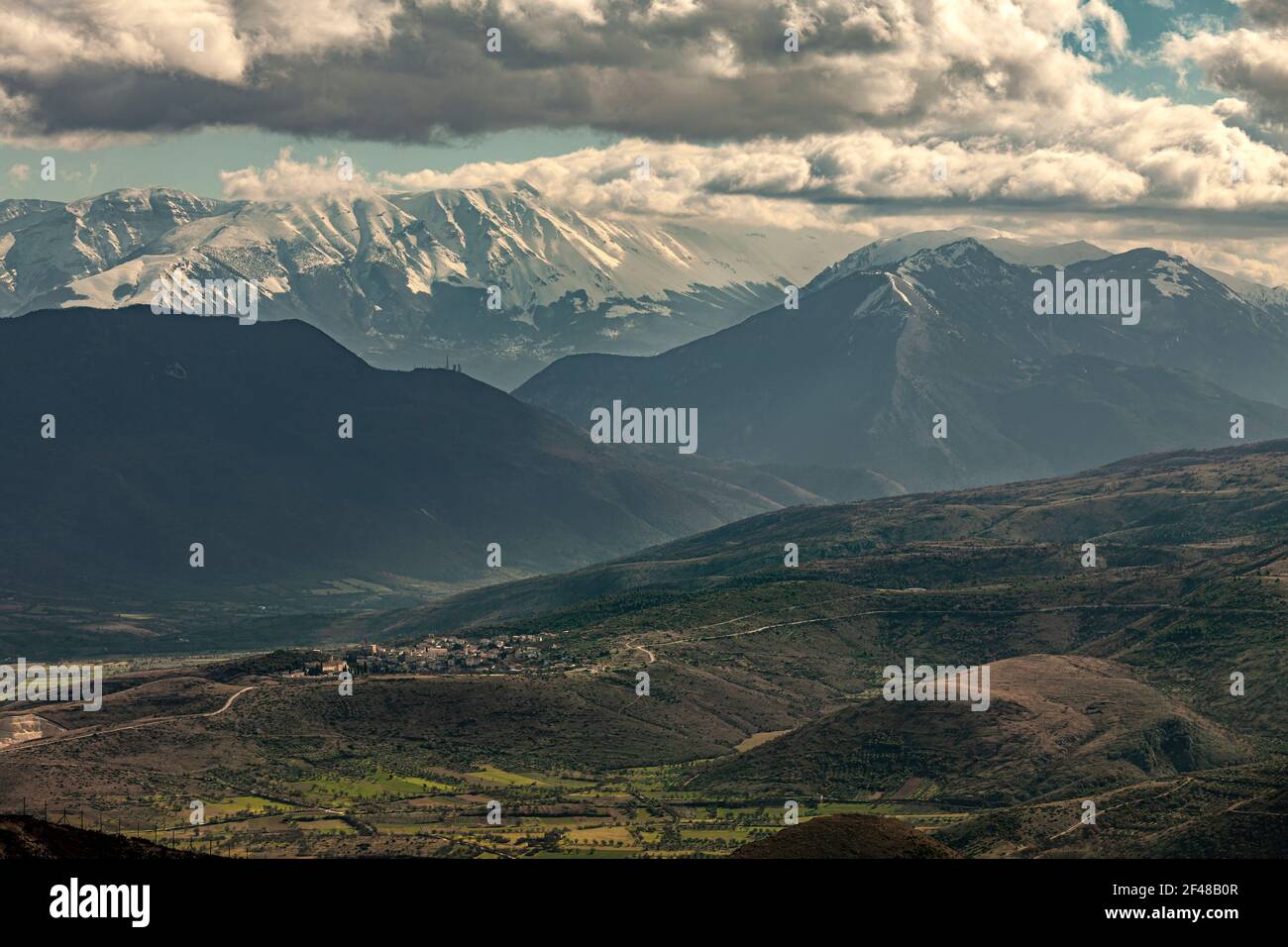 Vista dall'alto della valle del Tirino in Abruzzo. Sullo sfondo, le montagne innevate del Morrone e della Maiella. Abruzzo, Italia, Europa Foto Stock