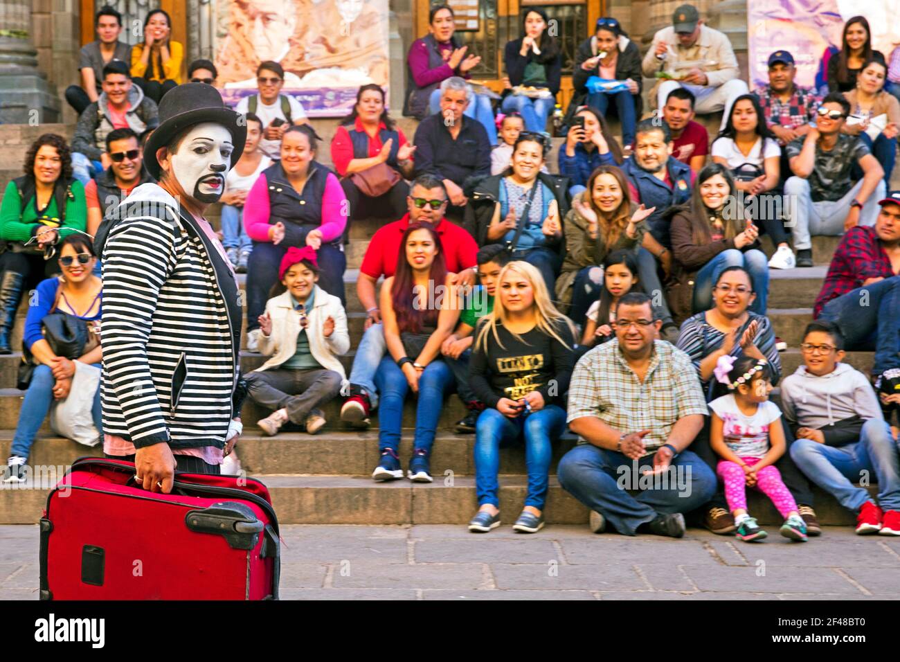 Artista di strada / busker che si esibisce come clown davanti al pubblico sul marciapiede nel centro della città di Guanajuato, Messico centrale Foto Stock