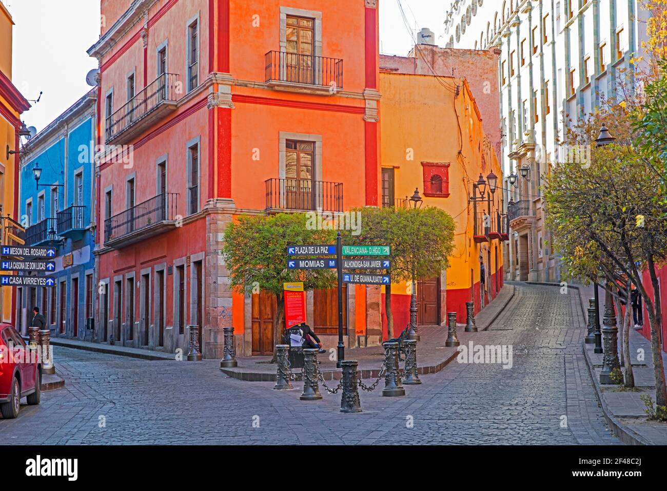 Angolo di strada e colorate case coloniali in vicoli della città Guanajuato, Messico centrale Foto Stock