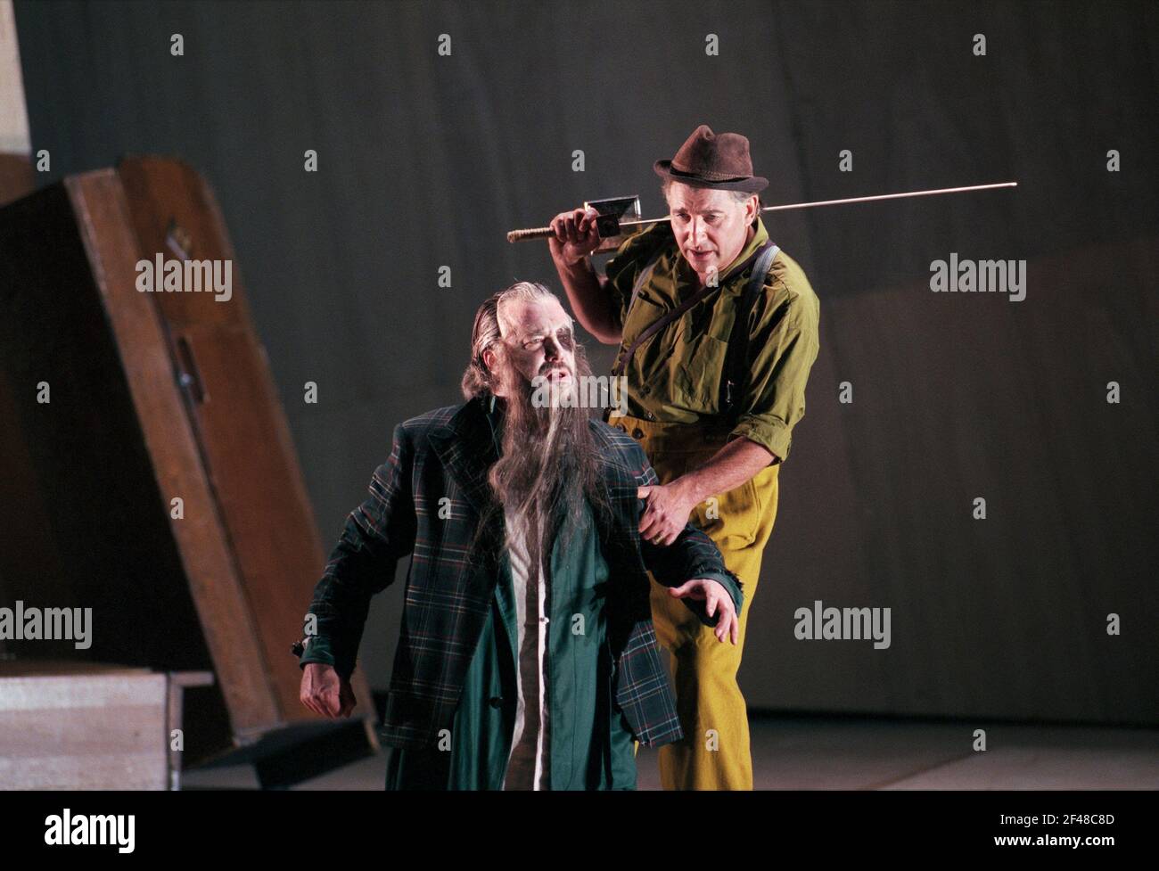 l-r: John Tomlinson (Wotan / Wanderer), Siegfried Jerusalem (Siegfried) in SIEGFRIED by Wagner alla Royal Opera, Covent Garden, Londra WC2 07/10/1996 direttore: Bernard Haitink design: Nigel Lowery illuminazione: Pat Collins movimento: Matthew Hamilton regista: Richard Jones Foto Stock