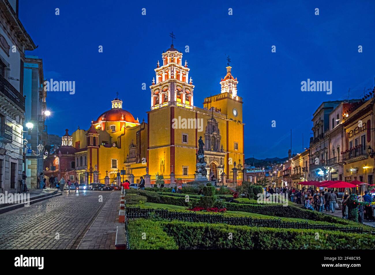 Plaza de la Paz con Basílica colegiata de Nuestra Senora de Guanajuato 17 ° secolo illuminato di notte nella città Guanajuato, Messico centrale Foto Stock