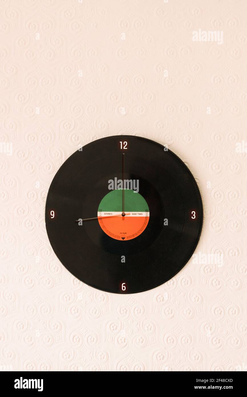Orologio da disco in vinile sulla parete (creazione di opere d'arte digitali) Foto Stock