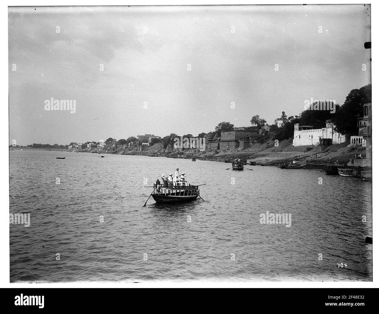 Varanasi (Benares), India. I turisti dell'Hapag in una gita in barca nel corridoio Foto Stock