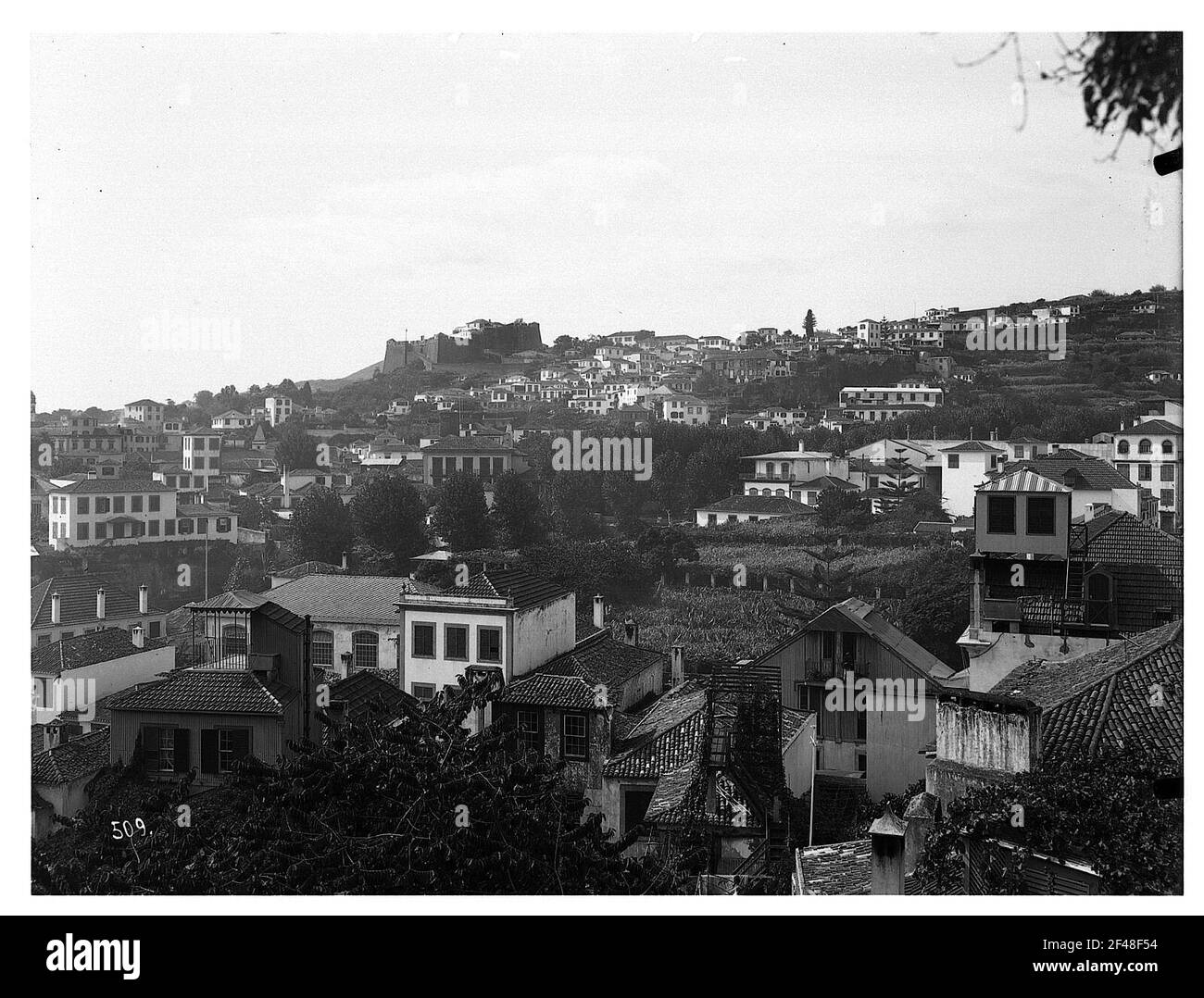Funchal, Madeira. Vista da un punto di vista elevato sulle case della città sul picco-forte Foto Stock