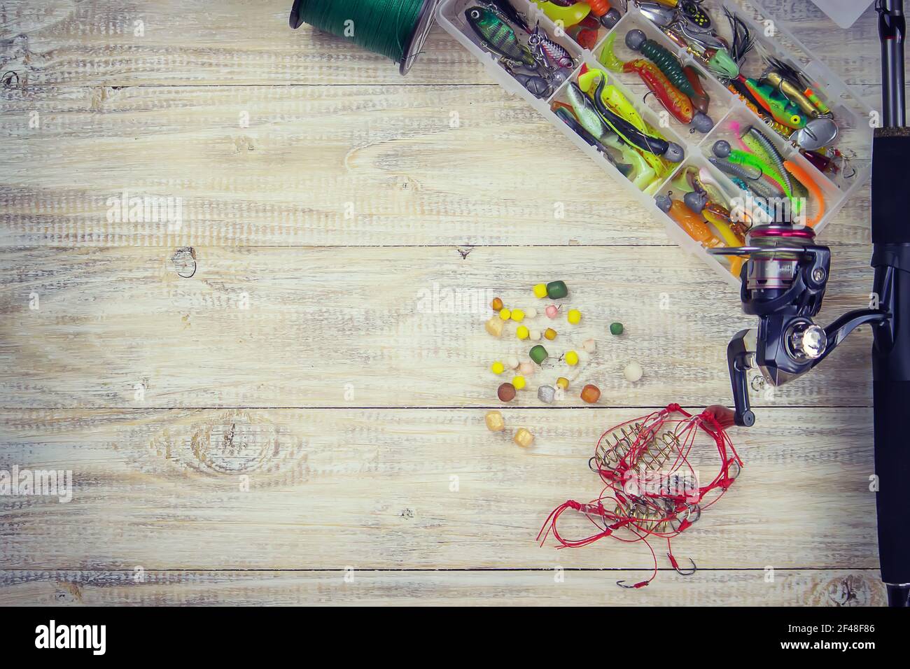 Molti galleggianti di pesca differenti nella scatola. Attrezzatura di pesca  ed accessori per la cattura di Herabuna Foto stock - Alamy