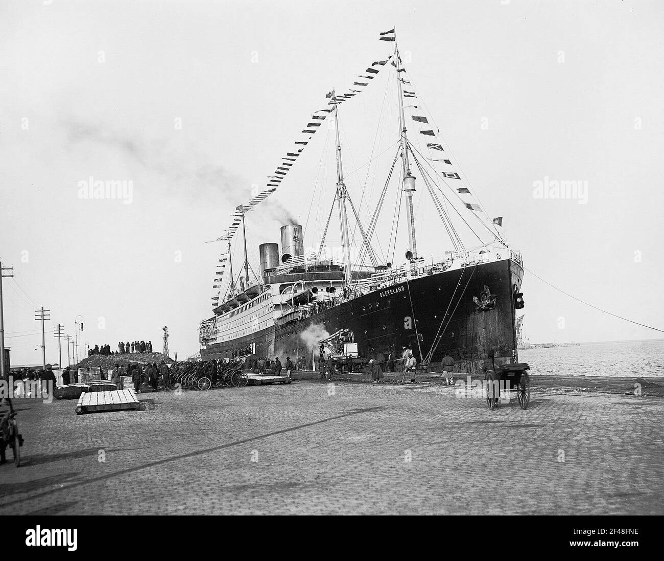 Weltreisen. Cleveland am Pier a Tsingtau Cleveland am Pier a Tsingtau Foto Stock