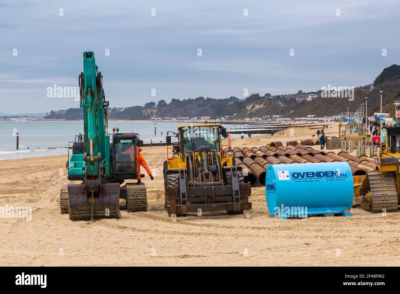 Scavatori e macchinari pesanti sul lungomare di Bournemouth Beach pronti per lavori di rifornimento in spiaggia a Bournemouth, Dorset UK nel mese di marzo Foto Stock