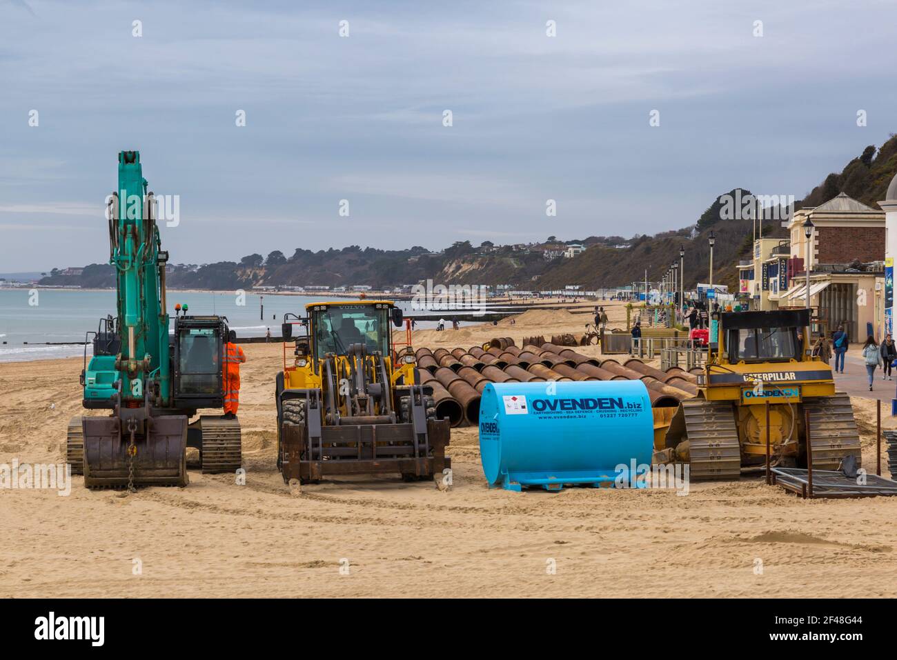 Scavatori e macchinari pesanti sul lungomare di Bournemouth Beach pronti per lavori di rifornimento in spiaggia a Bournemouth, Dorset UK nel mese di marzo Foto Stock