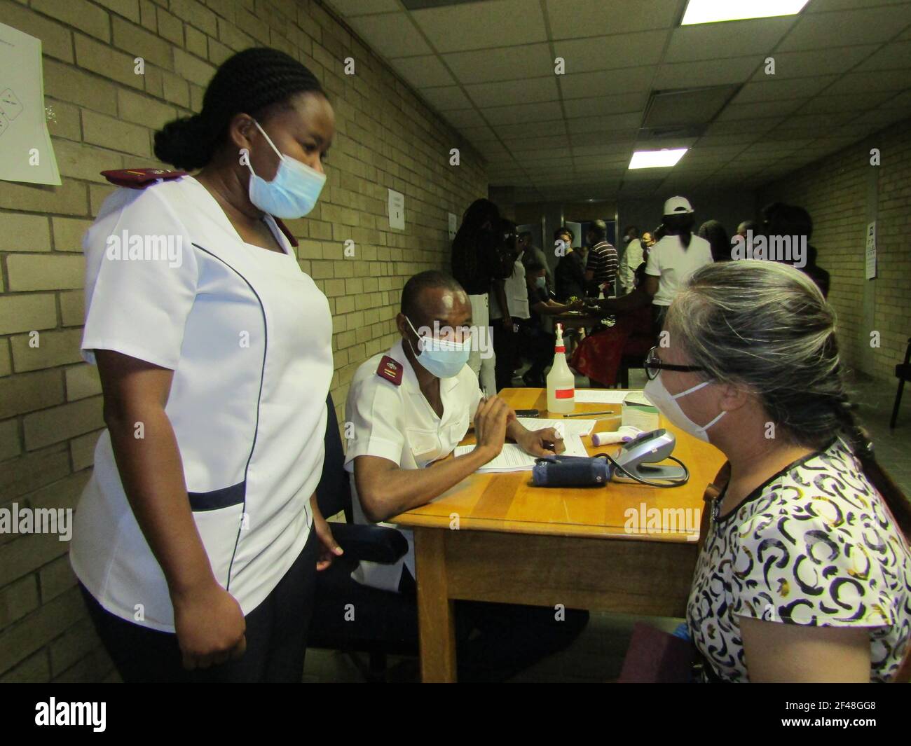 Windhoek, Namibia. 19 marzo 2021. Una donna viene controllata dagli operatori sanitari per verificare la sua idoneità al vaccino COVID-19 a Windhoek, capitale della Namibia, il 19 marzo 2021. Credit: Musa C Kaseke/Xinhua/Alamy Live News Foto Stock