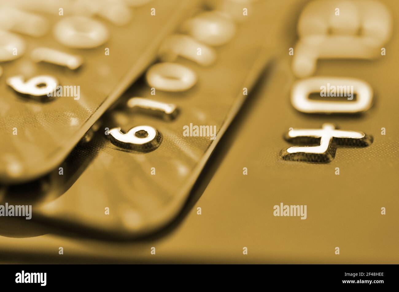 Carte di debito in tonalità oro con profondità di campo bassa. Scatto macro. Foto Stock