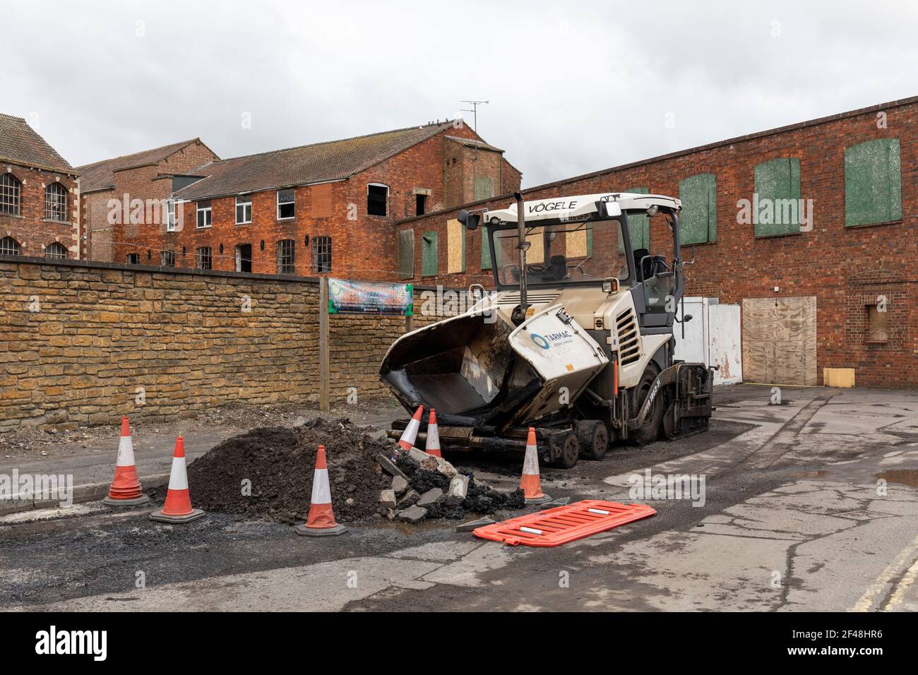 Il veicolo per pavimentazione stradale Tarmac Vogele è stato parcheggiato accanto al vecchio stabilimento Bowyers pronto per la manutenzione dell'autostrada a Trowbridge, Wiltshire, Regno Unito Foto Stock