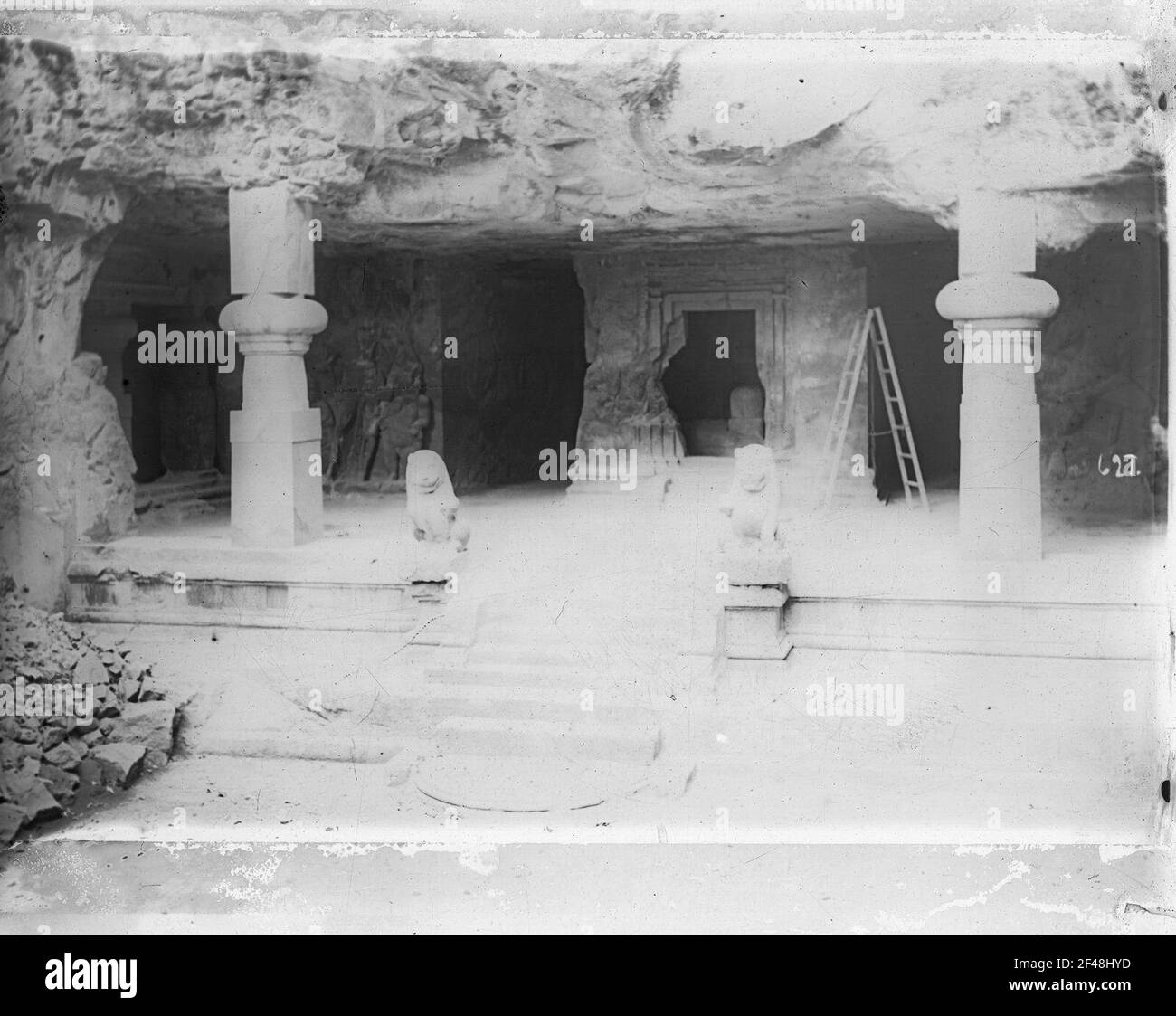 Elefanta a Mumbai, India. Shiva tempio di grotte di roccia. Una delle entrate con sculture di leoni fiancheggianti sulla scala aperta Foto Stock