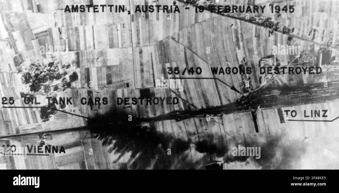 Main Rail Line ad Amstettin, Austria dopo l'attacco di 51 P-51S nordamericani del 325esimo Fighter Group. 19 febbraio 1945 Foto Stock