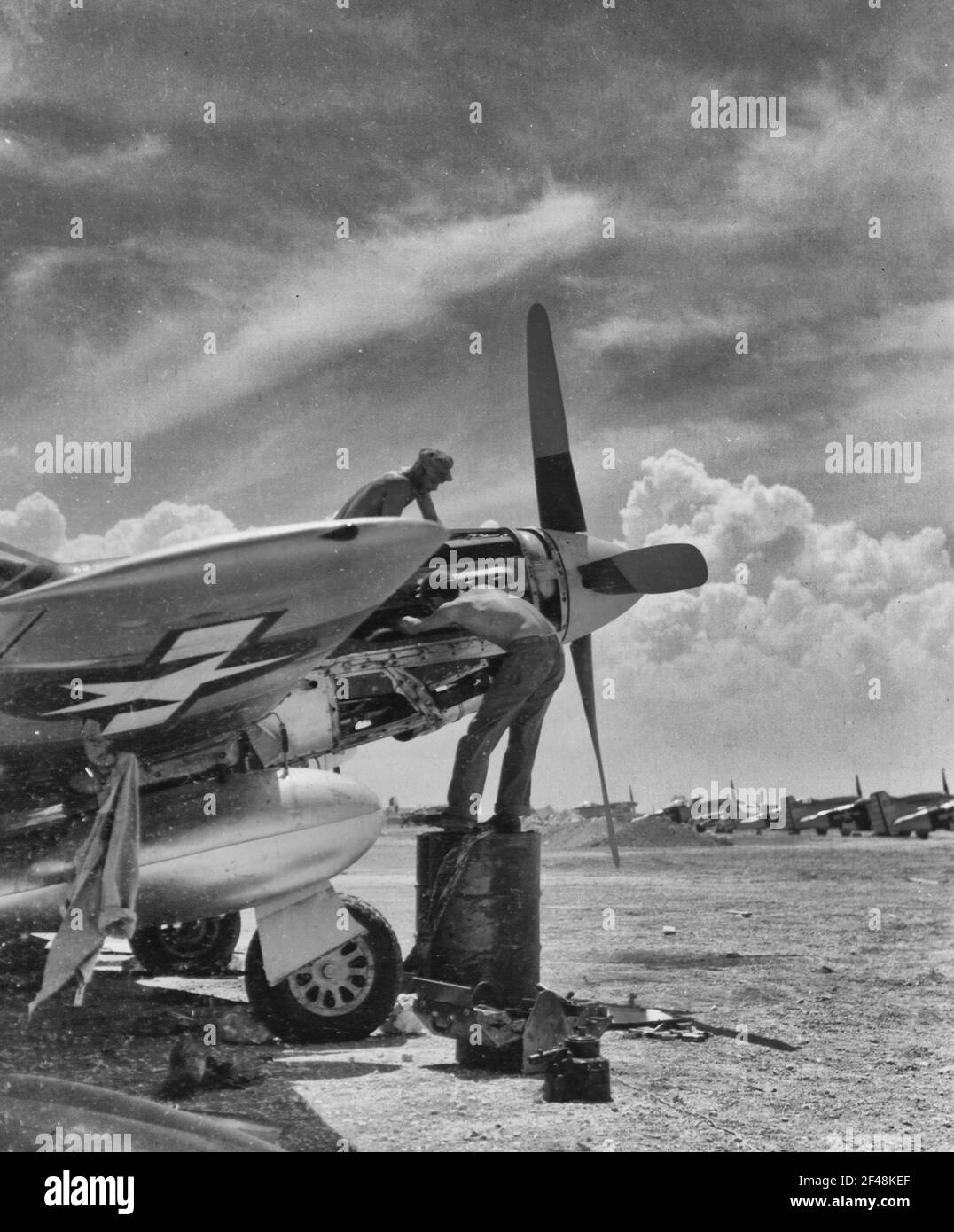 Meccanica del 41° Gruppo Fighter che verifica il Nord America P-51 'Mustang' per la Missione sul territorio Enemy. Yontan Airfield, Okinawa, Ryukyu Retto. Luglio 1945 Foto Stock