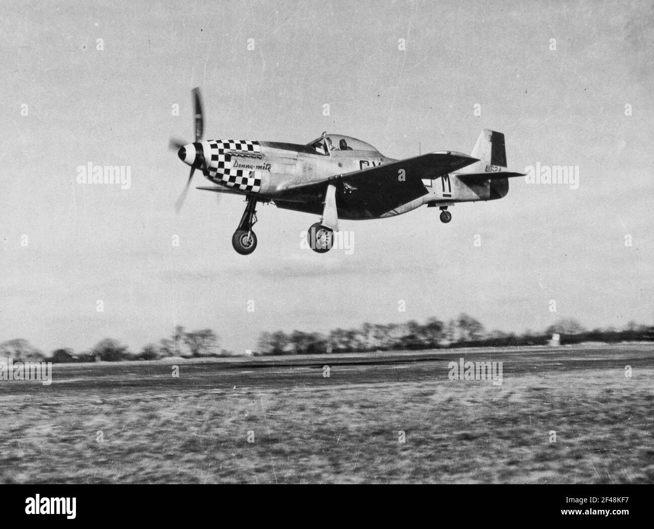 Egli Nord America P-51 'onna-Mite' del 352esimo Fighter Squadron, 353 Fighter Group, Lands alla sua base inglese dopo una missione Escort su Europa. Febbraio 1945 Foto Stock