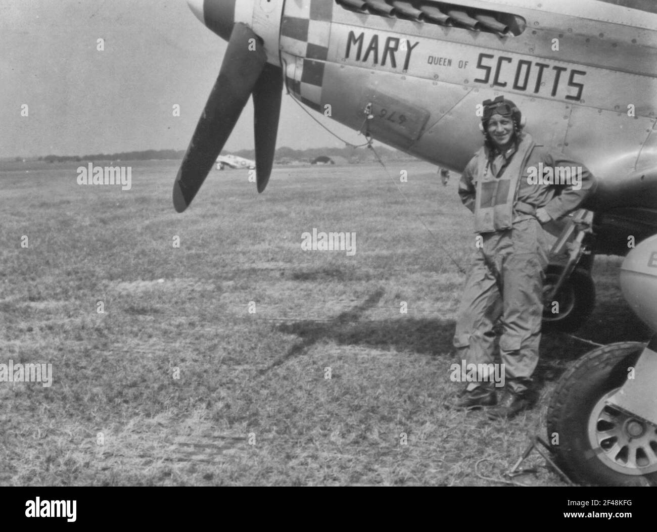 Un pilota in piedi accanto al suo aereo N-51 nordamericano, la "Regina della Cary Scotts". Inghilterra Foto Stock