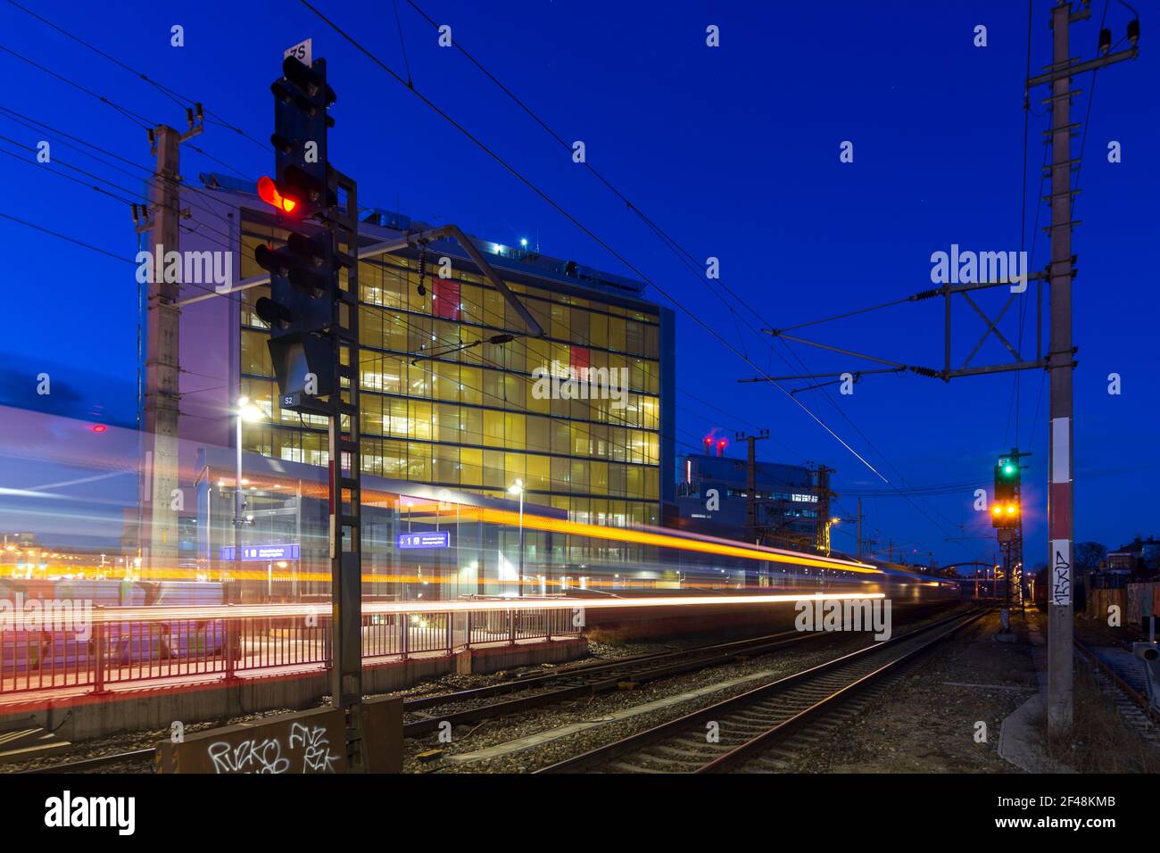 Wien, Vienna: Boehringer Ingelheim, società farmaceutica, nuovo stabilimento di produzione Biotech a Wien Hetzendorf, treno a Südbahn nel 12. Meidling, Wien, Foto Stock