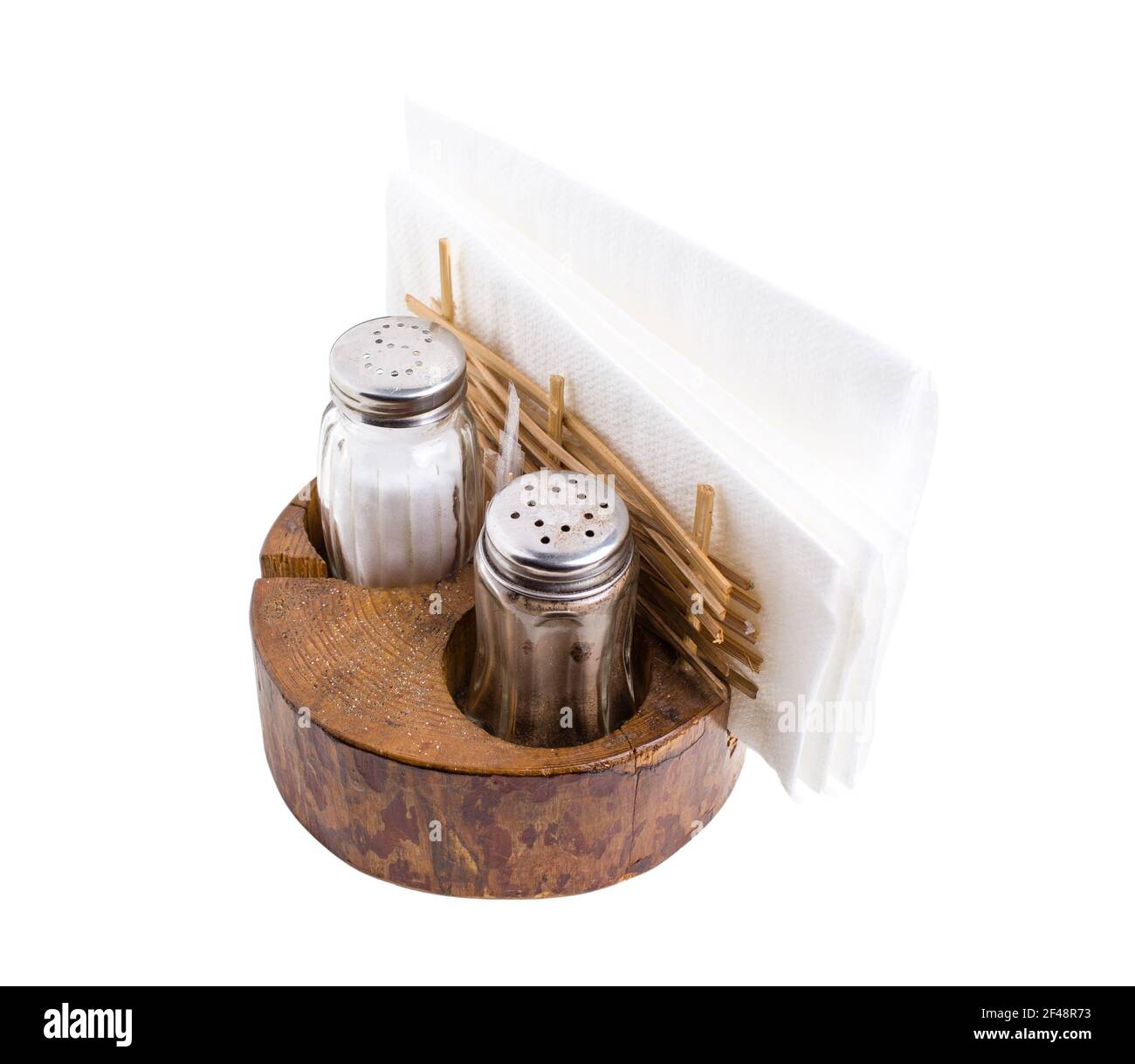 Agitatori per pepe e sale con porta tovaglioli in stile rustico su tavola  di legno. Isolato su sfondo bianco Foto stock - Alamy