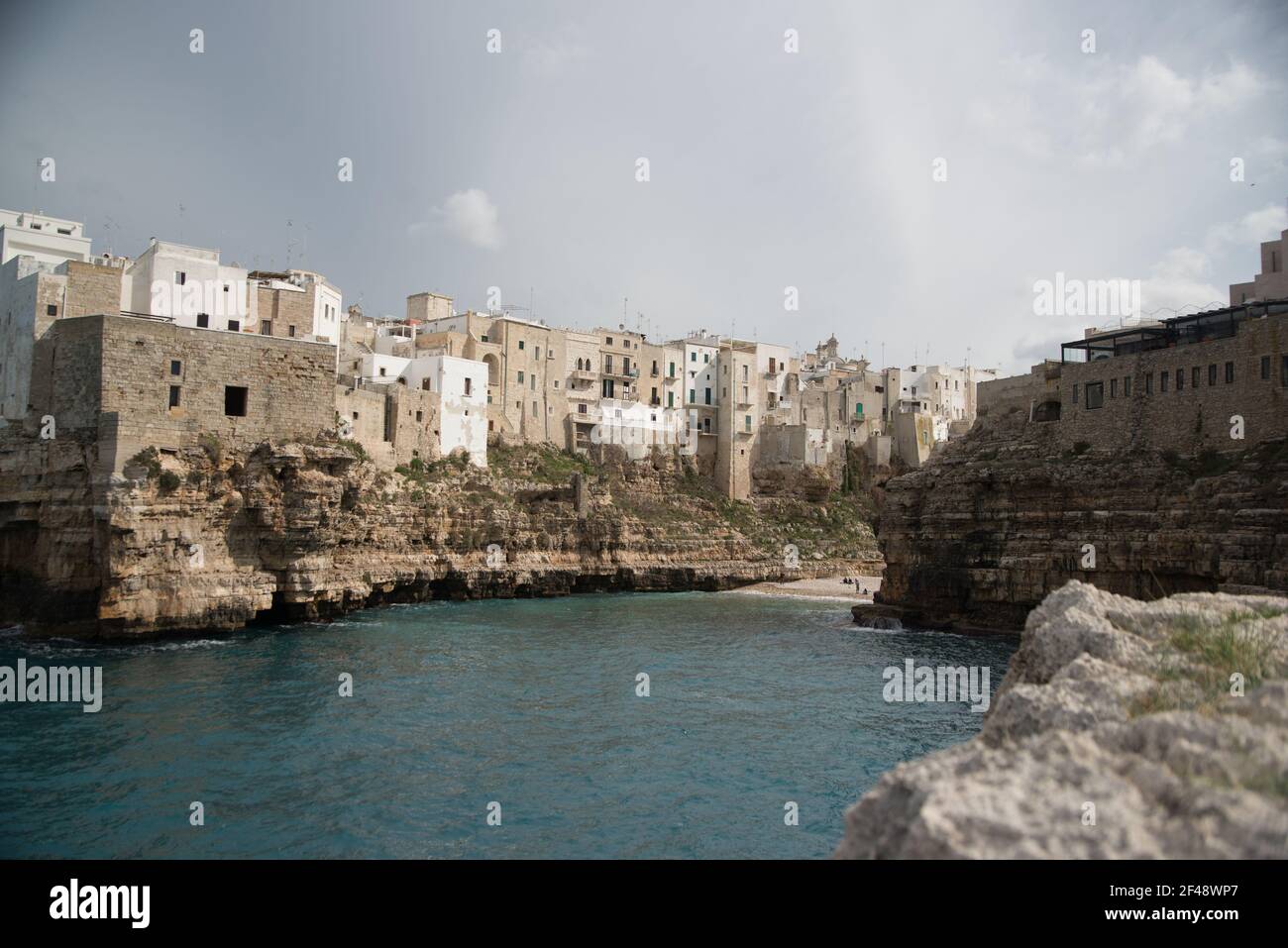 Vista panoramica di Lama Monachile Cala Porto Spiaggia di Polignano a Mare, Italia Foto Stock