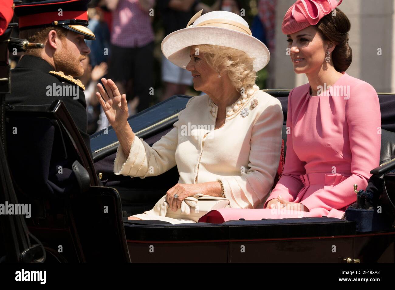 Catherine Duchessa di Cambridge, Prince Harry e Camilla Parker Bowles a Trooping of the Color Foto Stock