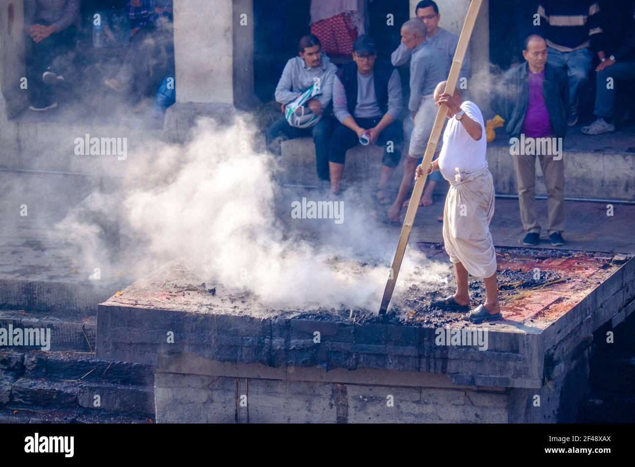 Tempio indù di Pashupatinath a Kathmandu, Nepal. Questa è la posizione dei Ghat dove vengono effettuate le cremazioni. Foto Stock