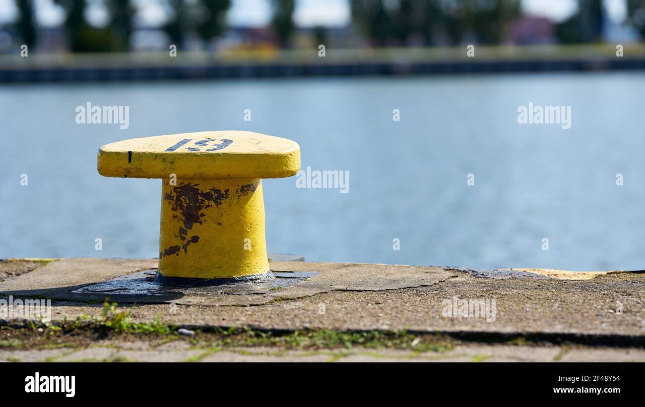 Bollard per ormeggiare le navi nel porto di Swinoujscie ON La costa baltica polacca Foto Stock