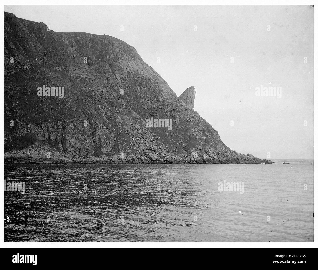 Norvegia: Il Capo Nord. Vista da un piroscafo passeggeri in alto mare dell'Hapag (probabilmente "Victoria Luise") su una costa ripida con un naso di roccia attaccante Foto Stock