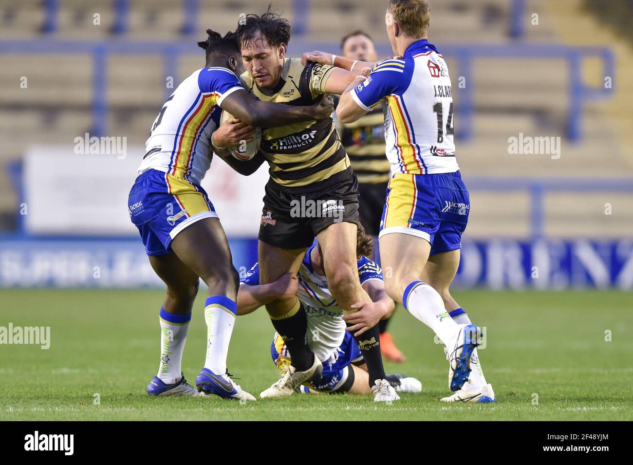 Warrington, Regno Unito. 19 marzo 2021. Nathaniel Peteru (16) di Leigh Centurions colpisce il Tackle a Warrington, Regno Unito, il 19/2021. (Foto di Richard Long/News Images/Sipa USA) Credit: Sipa USA/Alamy Live News Foto Stock