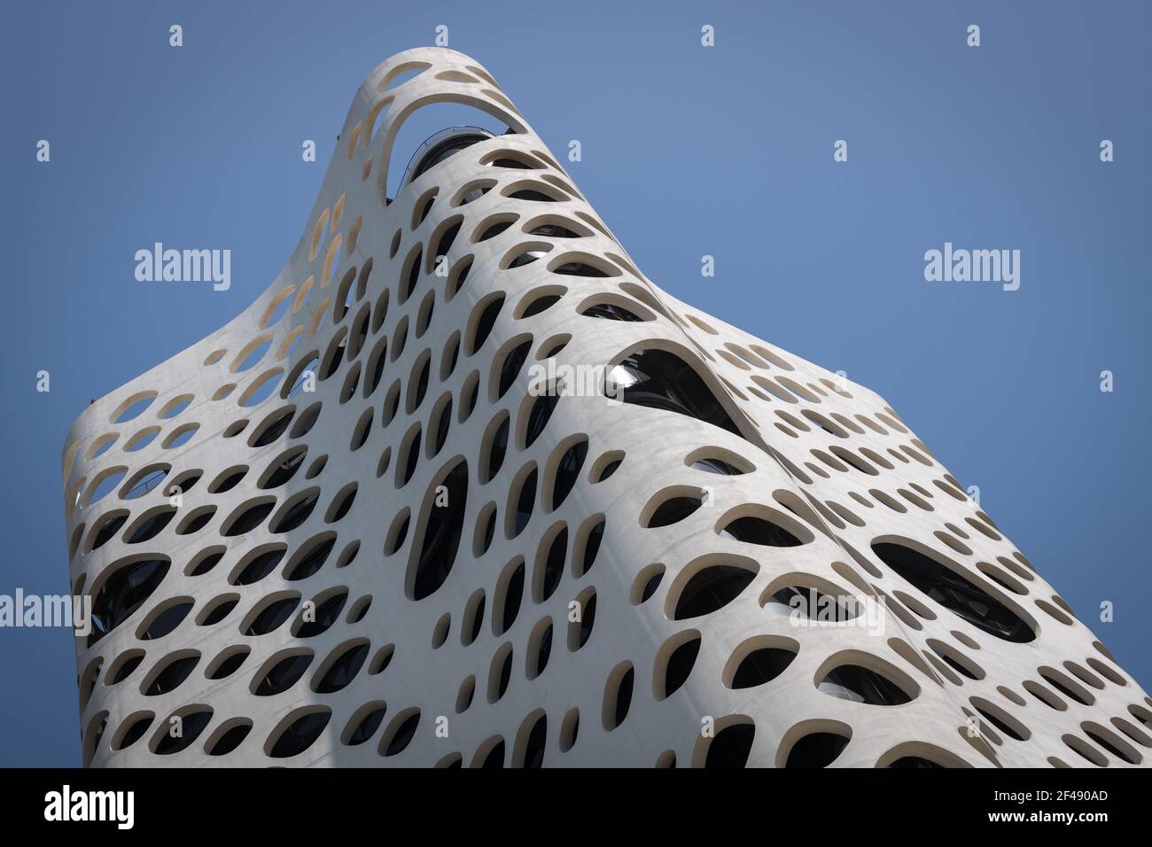 Architettura contemporanea dell'edificio degli uffici o-14 nella Business Bay, Dubai, Emirati Arabi Uniti Foto Stock