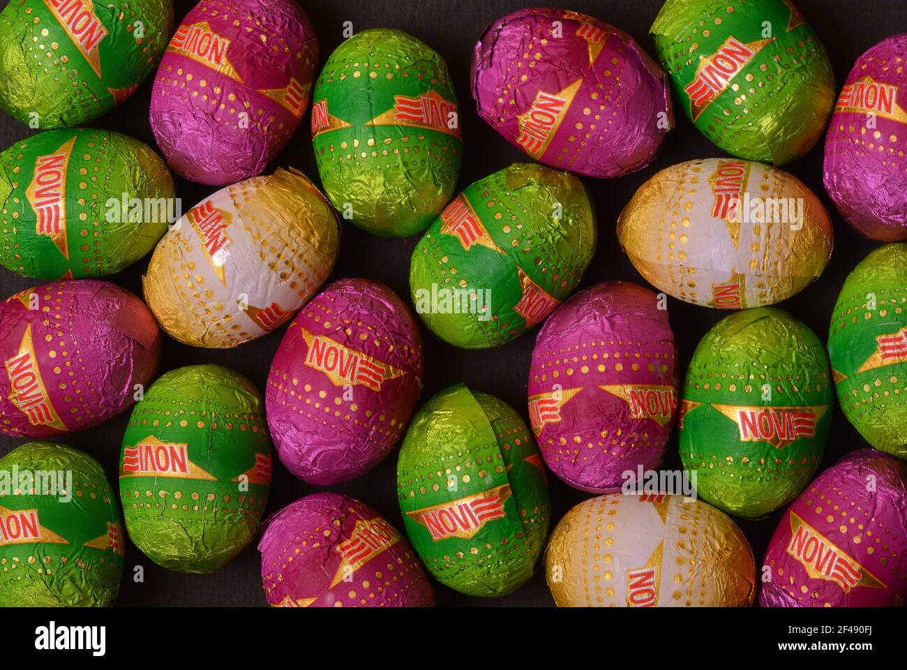Torino, Piemonte, Italia 03-18-2021 prodotti alimentari italiani, assortimento di cioccolatini tradizionali a base di uova di Pasqua. Foto Stock