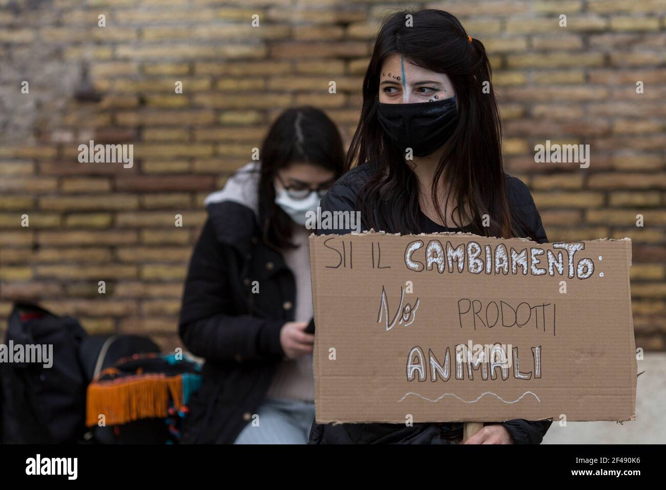 Roma, Italia. 19 marzo 2021. Venerdì per il futuro Roma ha tenuto una manifestazione in Piazza del Popolo per celebrare il secondo anniversario dello Sciopero Globale per la futura manifestazione. Il raduno, contro il riscaldamento globale e il cambiamento climatico, è stato organizzato a livello globale seguendo le azioni del venerdì per il futuro direttamente correlate a Greta Thunberg. Credit: LSF Photo/Alamy Live News Foto Stock