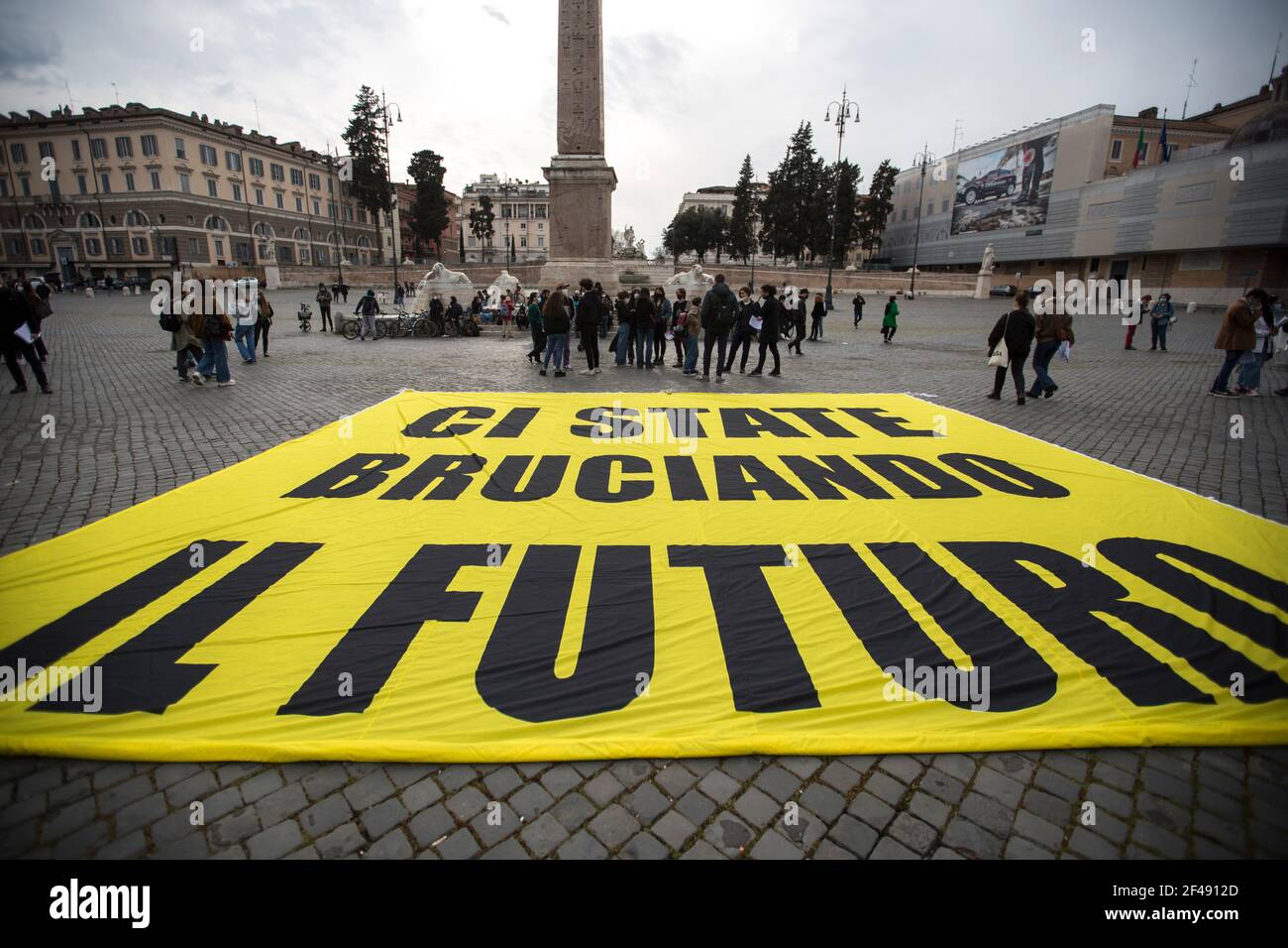 Roma, Italia. 19 marzo 2021. Venerdì per il futuro Roma ha tenuto una manifestazione in Piazza del Popolo per celebrare il secondo anniversario dello Sciopero Globale per la futura manifestazione. Il raduno, contro il riscaldamento globale e il cambiamento climatico, è stato organizzato a livello globale seguendo le azioni del venerdì per il futuro direttamente correlate a Greta Thunberg. Credit: LSF Photo/Alamy Live News Foto Stock