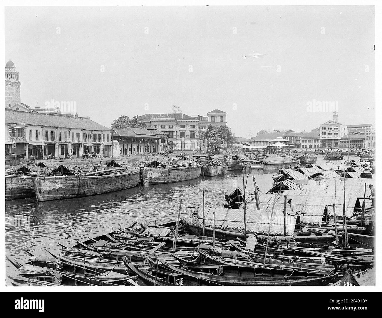 Canale urbano a Singapore Foto Stock
