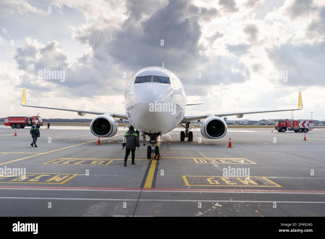 Ucraina, Kiev - 19 marzo 2021: Aereo della linea aerea delle api sul grembiule. Boeing 737-800 UR-UBA aereo passeggeri. Foto Stock