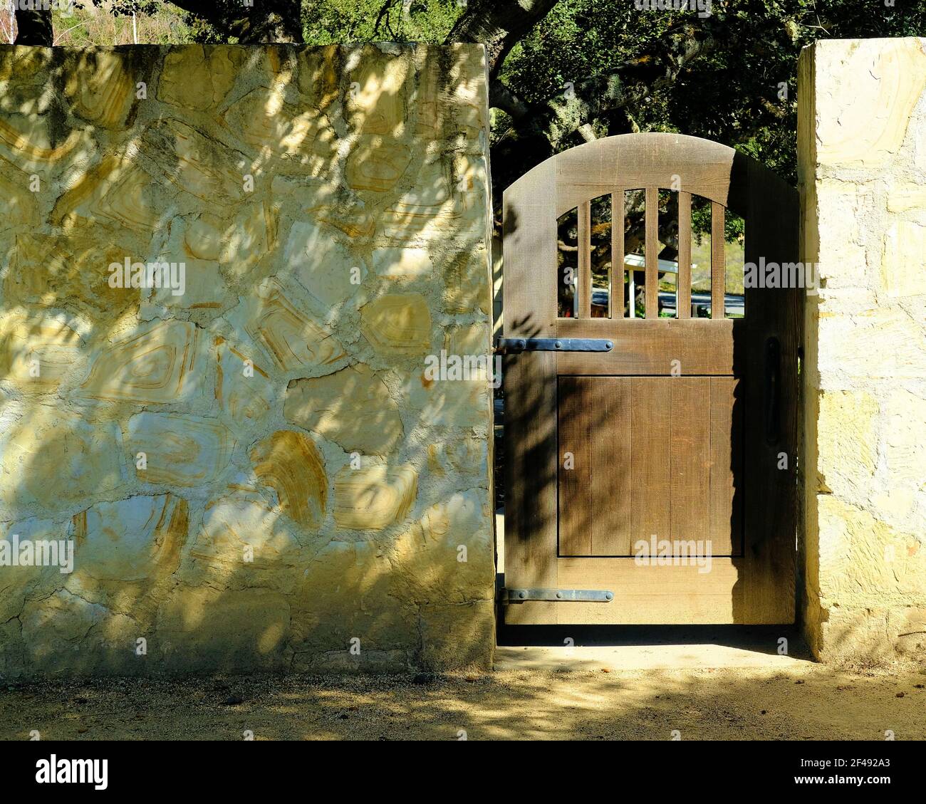 Cancello di legno marrone scuro; arredamento e design in stile Hacienda; Holman Ranch, Carmel Valley, California, USA. Foto Stock